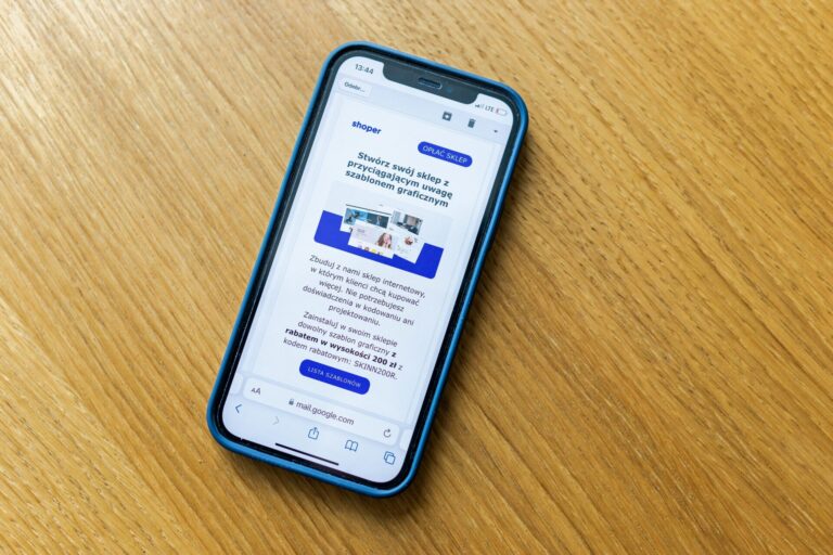 El futuro del e-commerce colombiano con agentes autónomos y métricas de rentabilidad real 13 Close-up of a smartphone on a wooden table showing an online shopping webpage.